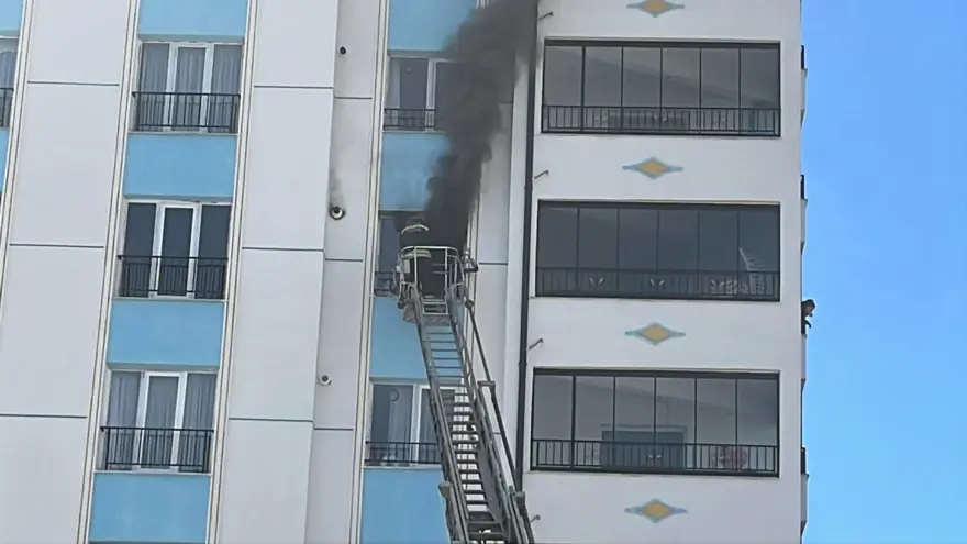 Sivas'ta 10 katlı apartmanda yangın: Can pazarı yaşandı 5