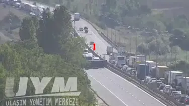 İstanbul'da devrilen TIR, TEM'i trafiğe kapattı