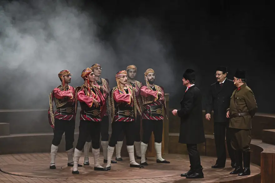 "Cumhuriyete Doğru" oyunu Ankara'da "perde" dedi 16 "Cumhuriyete Doğru" oyunu Ankara'da "perde" dedi 16