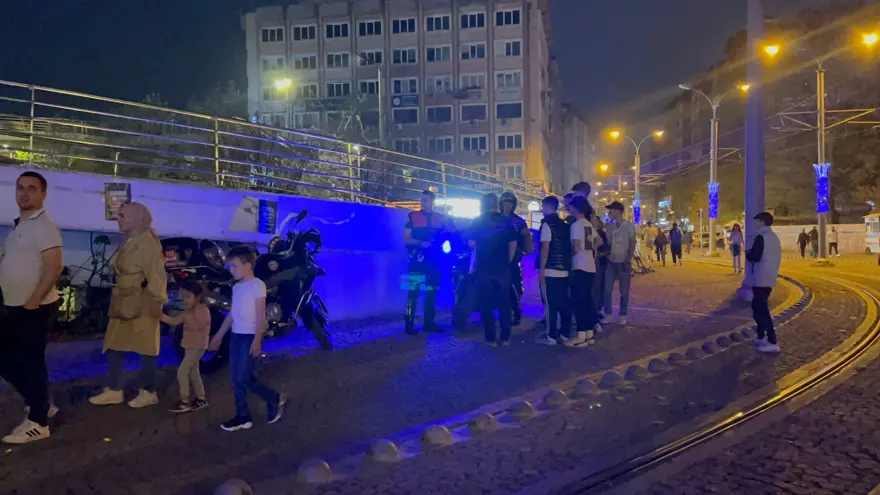 Bıçaklı satırlı kavga:Yaralı genç tramvay durağına sığındı 4 Bıçaklı satırlı kavga:Yaralı genç tramvay durağına sığındı 4