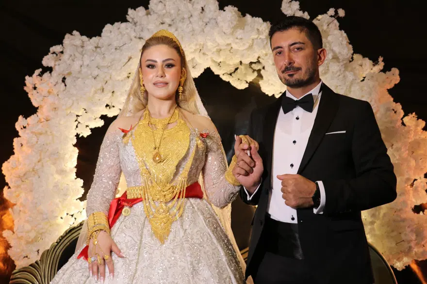 Van'da aşiret düğünü: Geline 3 kilo altın, damada 3 milyon TL takıldı 8 Van'da aşiret düğünü: Geline 3 kilo altın, damada 3 milyon TL takıldı 8