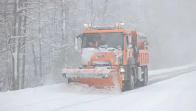 Kırklareli'nde yoğun kar yağışı: Araçlar yolda kaldı