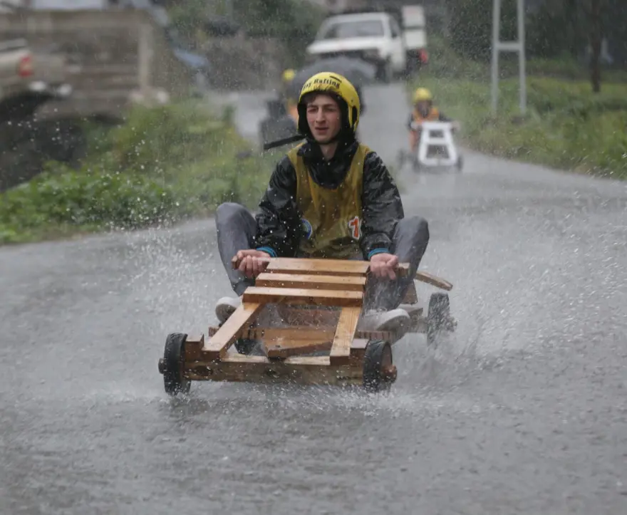 Yağmur engel olamadı: Rize'de tahta arabalar "Laz Ralli"de yarıştı 