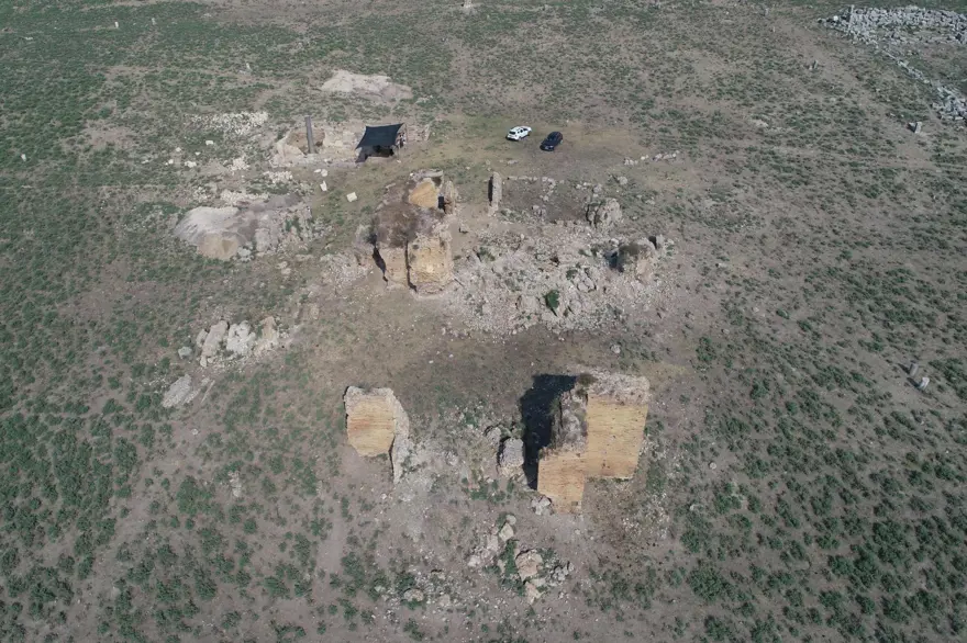 Adana'daki Anavarza Antik Kenti'nde gladyatör mezarlarına rastlandı 17 Adana'daki Anavarza Antik Kenti'nde gladyatör mezarlarına rastlandı 17
