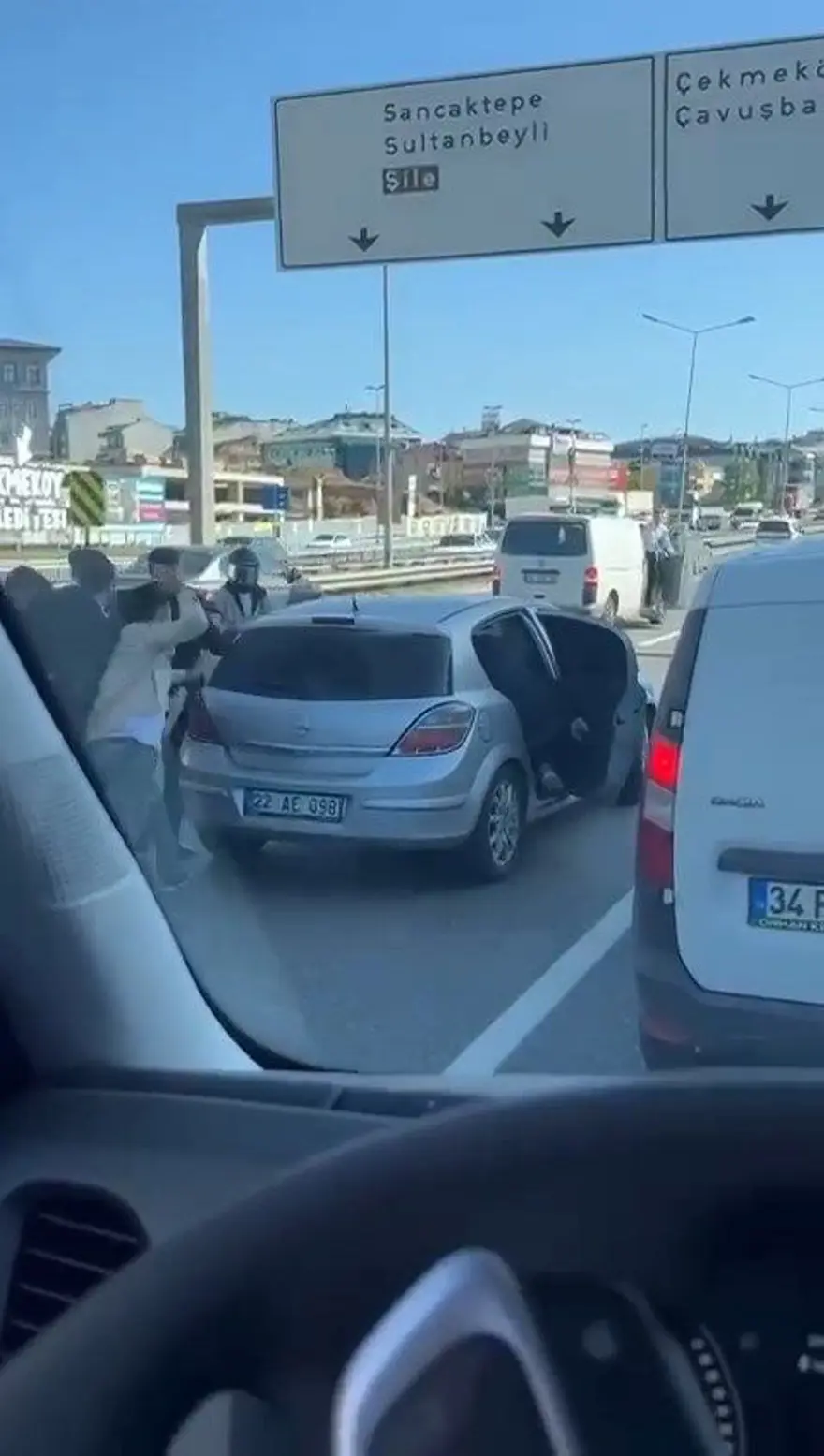 Trafiği yavaşlatan düğün konvoyuna tepki gösterdi, saldırıyauğradı 1