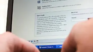 Interpol Facebook'a umut bağladı