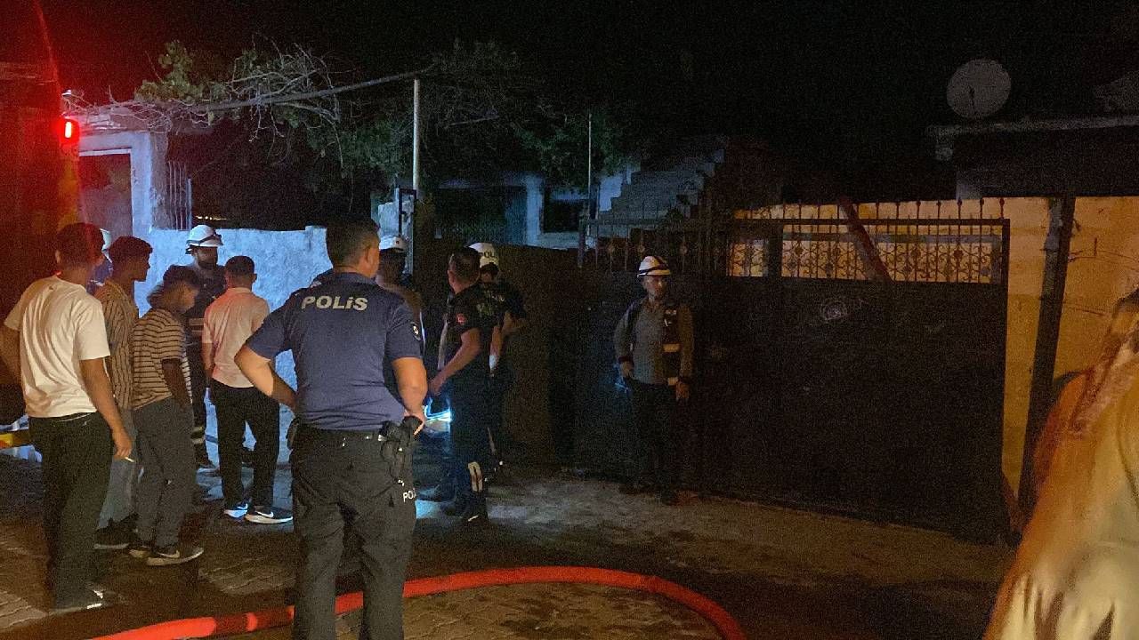 Ailesinin evini yaktı, linçten polis kurtardı