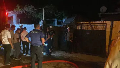 Ailesinin evini yaktı, linçten polis kurtardı