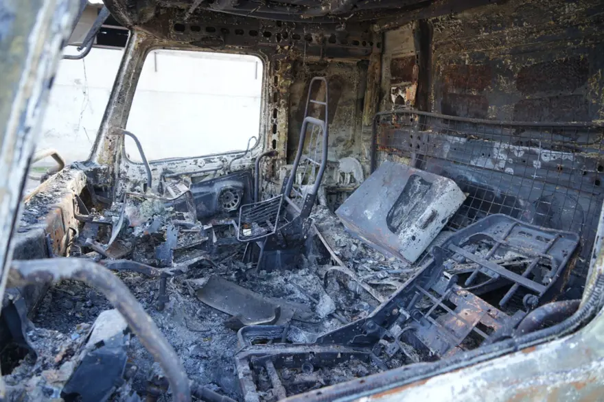 Münbiç'ten kaçan teröristler araçlarını ateşe verdi 1