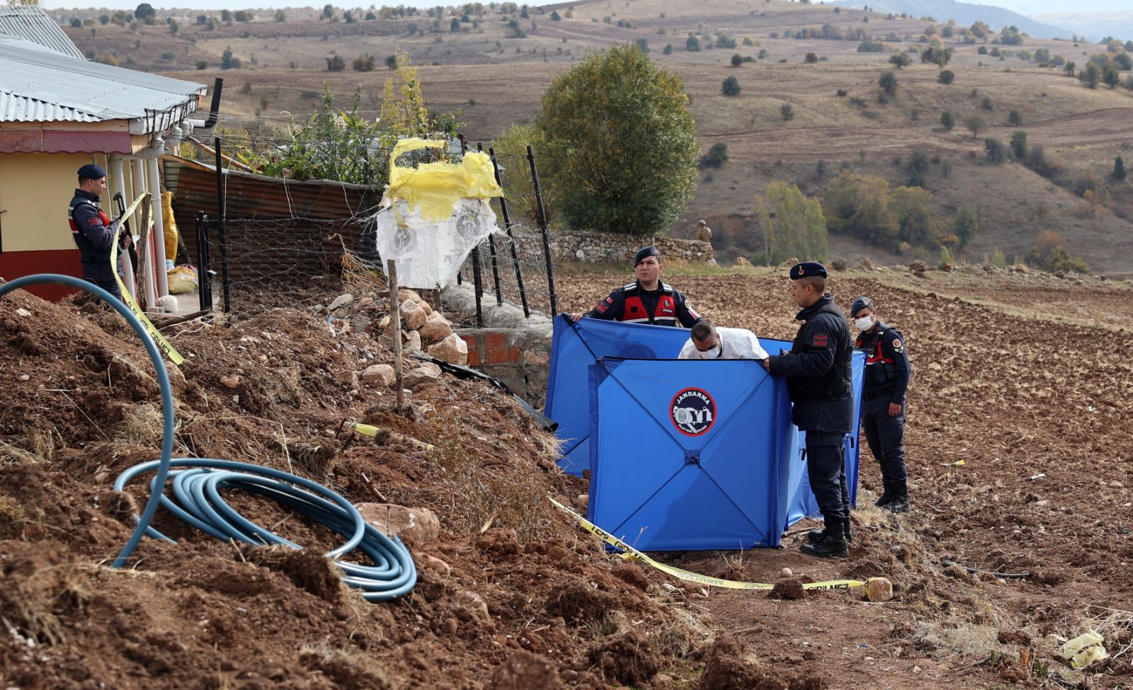Komşusunu öldüren firari şüpheli jandarmaya ateş açtı: Hastanede hayatını kaybetti