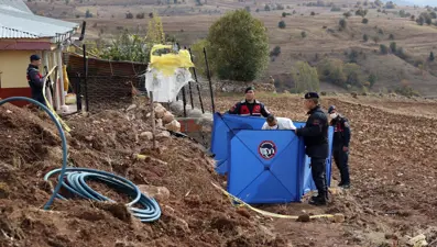 Komşusunu öldüren firari şüpheli jandarmaya ateş açtı: Hastanede hayatını kaybetti