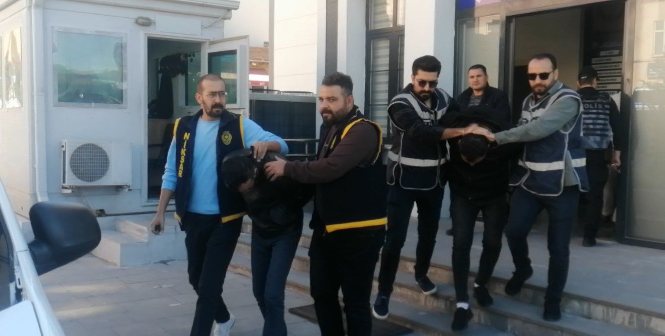Kendilerini polis olarak tanıttılar: Yaşlı çifti dolandırıp kaçtılar