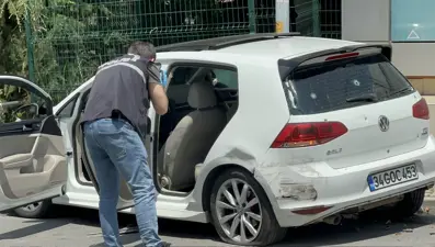 Seyir halindeki otomobile kurşun yağmuru