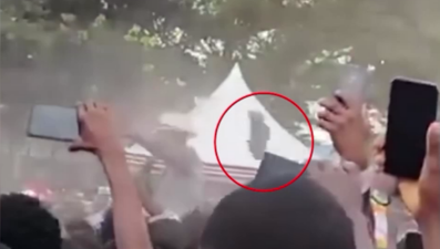 Kenya liderine saldırı: Konuşurken ayakkabı fırlattılar!