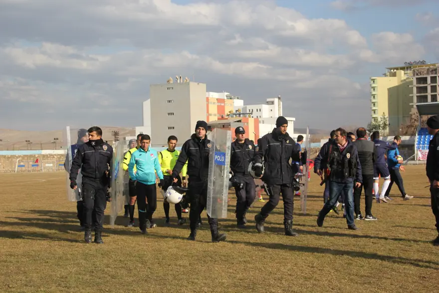 Maçta kavga çıktı: 2 kişi yaralandı 10 Maçta kavga çıktı: 2 kişi yaralandı 10