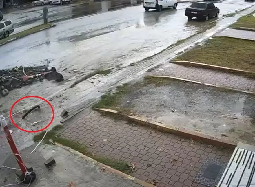 Lise öğrencisi, bisikletiyle iki metrelik çukura düştü 1