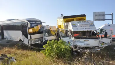 Tekirdağ’da işçi servislerine kamyonet çarptı: 18 yaralı