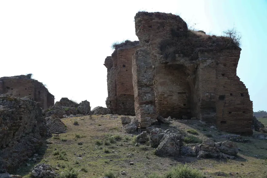Adana'daki Anavarza Antik Kenti'nde gladyatör mezarlarına rastlandı 16 Adana'daki Anavarza Antik Kenti'nde gladyatör mezarlarına rastlandı 16