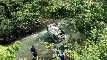 Trabzon'da araç dereye uçtu: Karı koca hayatını kaybetti