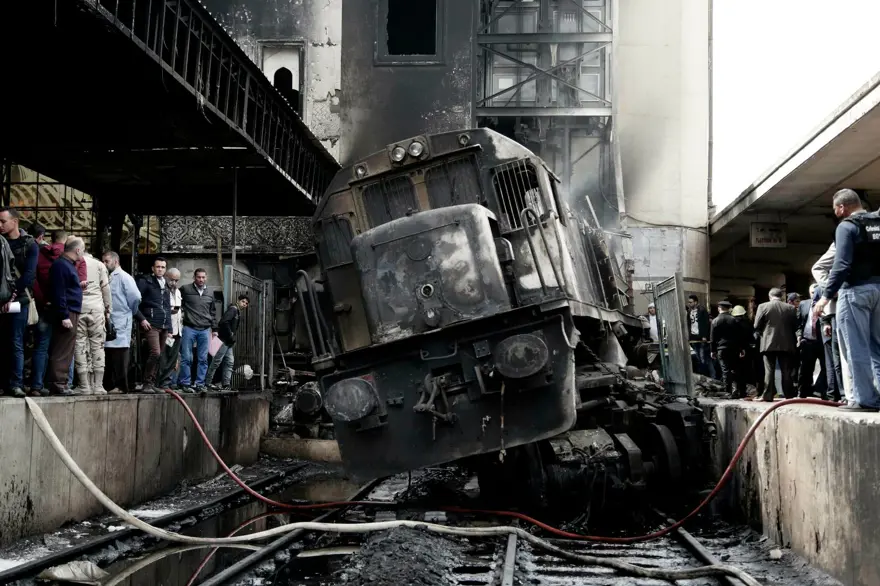 Mısır'da tren istasyonunda yangın: 25 ölü 22 Mısır'da tren istasyonunda yangın: 25 ölü 22