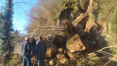 Trabzon'da toprak kayması sonucu yol kapandı