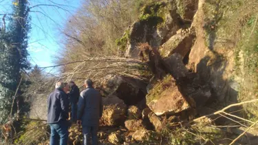 Trabzon'da toprak kayması sonucu yol kapandı