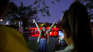 Düşen doğum oranları bir ülkeyi daha vurdu: 2 çocuk politikası sona eriyor