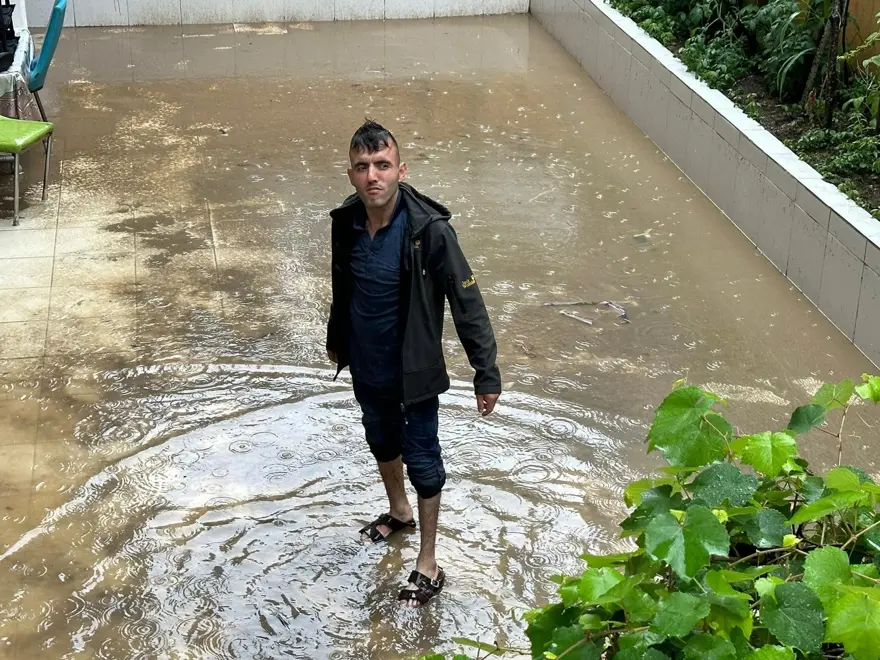 Şiddetli yağış sokakları göle çevirdi! Sel, su baskınları yaşanıyor, yağış gün boyu sürecek 3