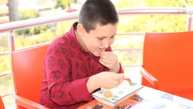 9 yaşındaki Muhammed leblebi yer gibi sarımsak tüketiyor