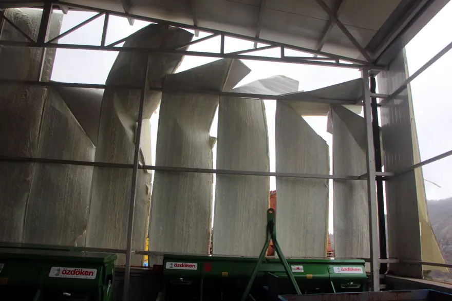 Bolu'da hortum çatıları uçurdu 9 Bolu'da hortum çatıları uçurdu 9