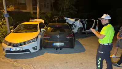 Alkollü sürücü sokağı birbirine kattı, üç araca çarptı