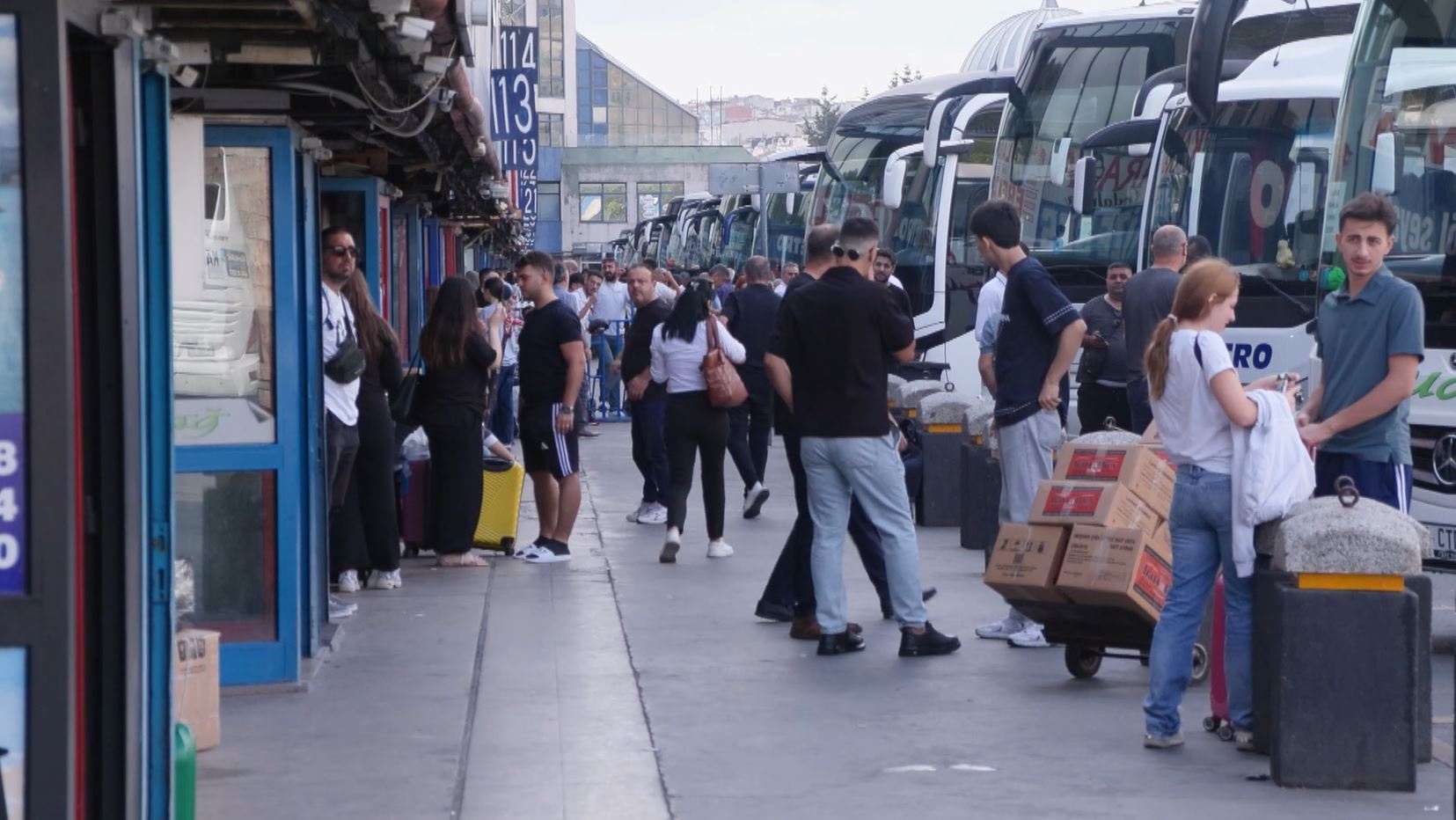 İstanbul'da otogarlar tıklım tıklım. "Gidişler boş, dönüşler paket"