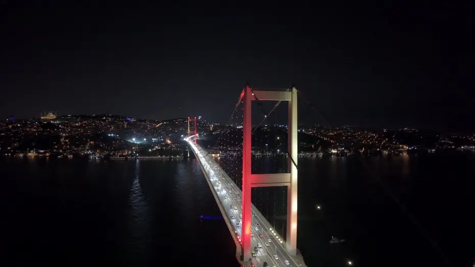 15 Temmuz Şehitler Köprüsü şampiyon Galatasaray’ın renkleriyle ışıklandırıldı 
