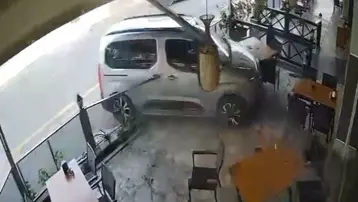 Otomobil restorana daldı, sürücünün yaşı 15 çıktı