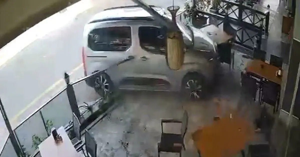 Otomobil restorana daldı, sürücünün yaşı 15 çıktı