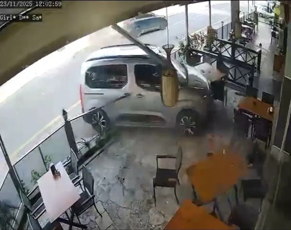 Otomobil restorana daldı, sürücünün yaşı 15 çıktı