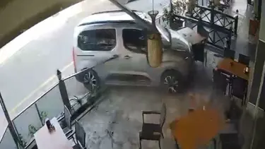 Otomobil restorana daldı, sürücünün yaşı 15 çıktı