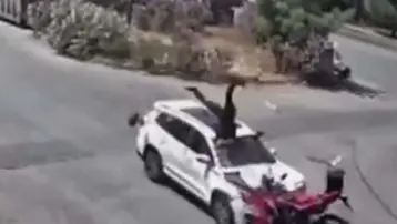 15 yaşındaki sürücü motosiklete çarptı. Metrelerce havaya uçtu