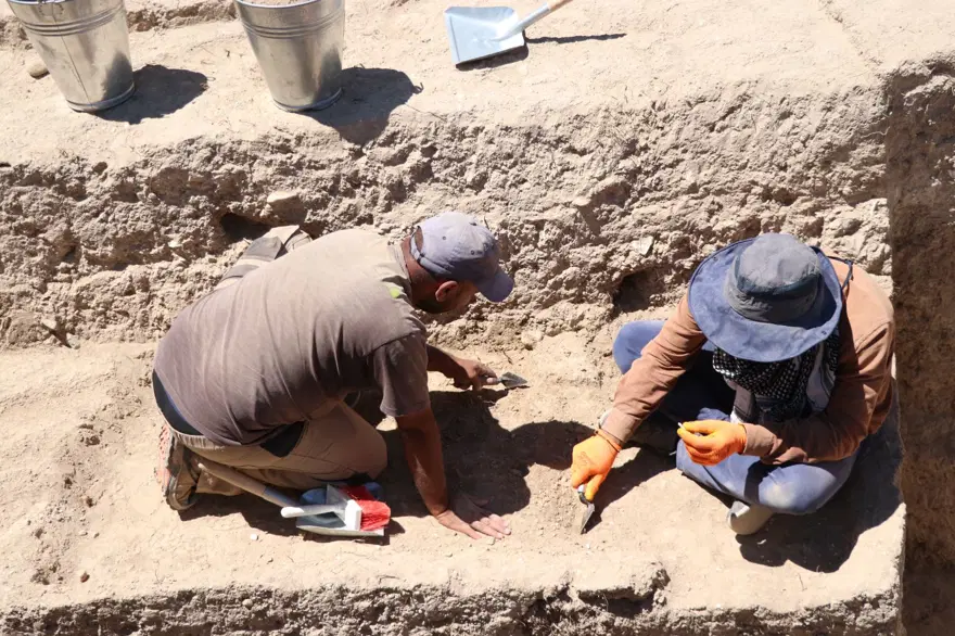 Niğde'deki höyük kazısında Pers dönemine ait alçı surlar bulundu 8 Niğde'deki höyük kazısında Pers dönemine ait alçı surlar bulundu 8