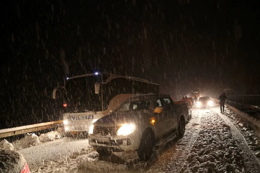 Sivas-Tokat karayolu yoğun kar yağışı dolayısıyla trafiğe kapandı 8