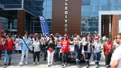 İzmir Bayraklı'da eksik maaş krizi: Belediye işçileri yolu kapattı