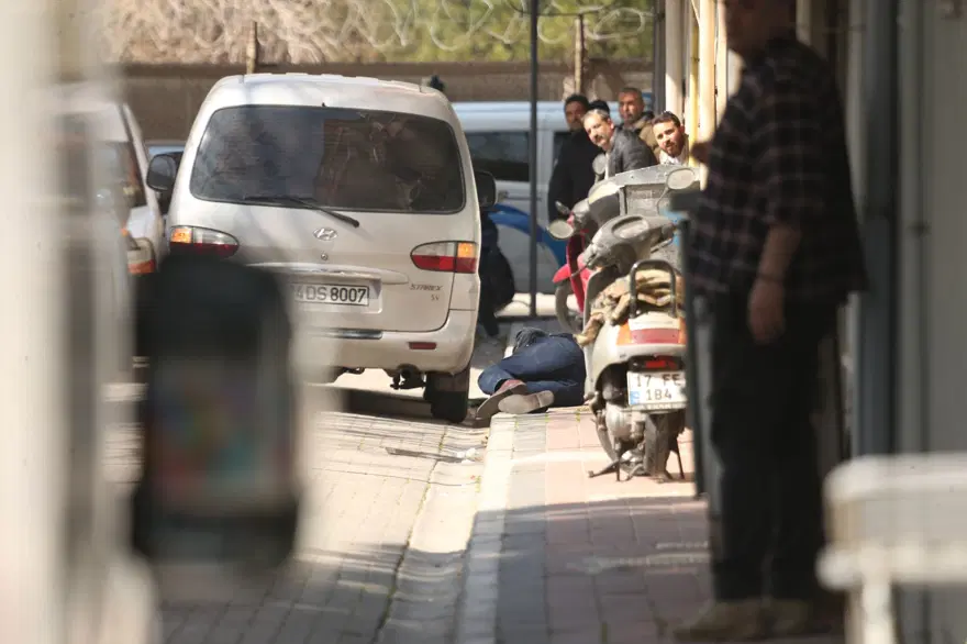 Korku dolu anlar: Av tüfeğiyle balkona çıktı, ikna etmek isteyeni vurdu 2
