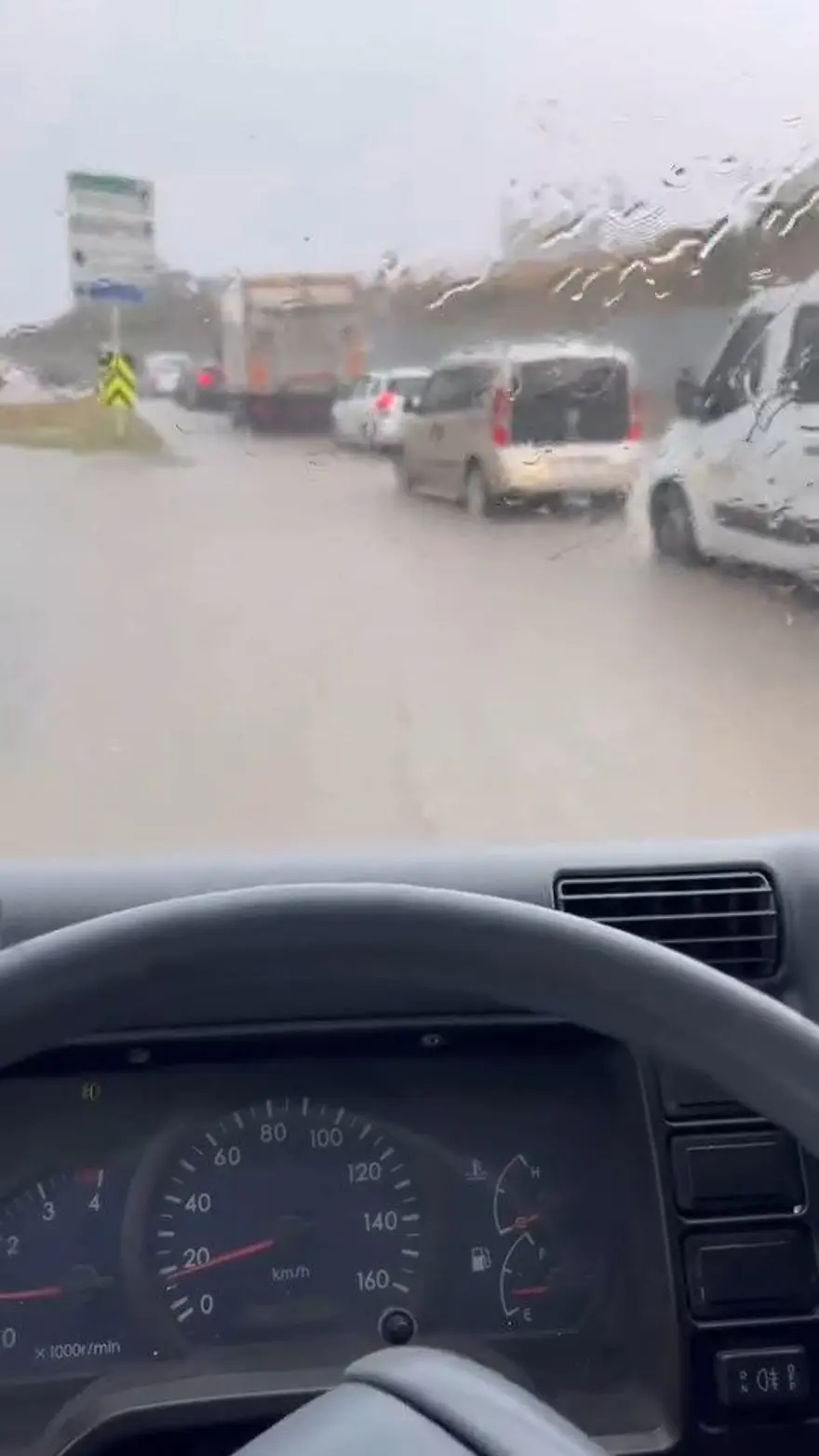 İstanbul'un Anadolu Yakası'nı sağanak vurdu: Yollar göle döndü, İETT otobüsünü su bastı 2