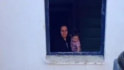 Evde mahsur kalan çocuk için iş makineli operasyon