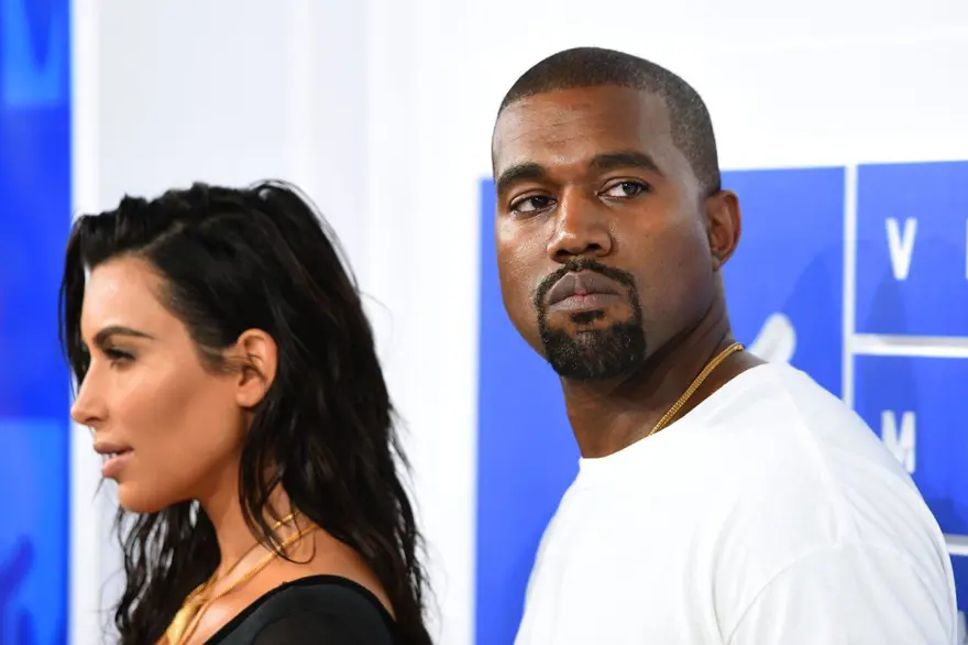KİM KARDASHIAN KANYE WEST ÇİFTİ SEÇİMDE AYRI DÜŞTÜ 12 KİM KARDASHIAN KANYE WEST ÇİFTİ SEÇİMDE AYRI DÜŞTÜ 12
