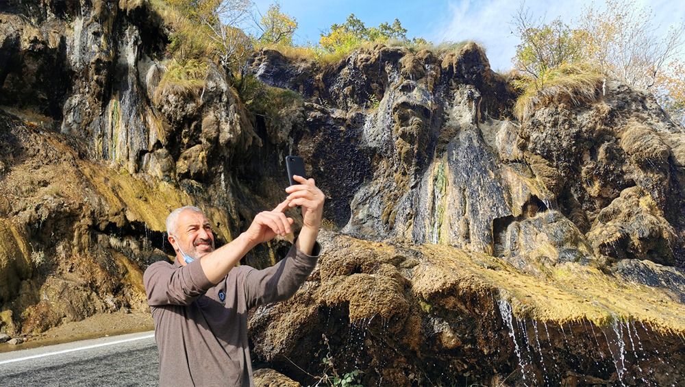 Tunceli'nin 'Ağlayan Kayalar'ı yoldan geçenlerin ilgi odağı oldu
