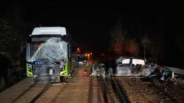 Otomobil, belediye otobüsüyle çarpıştı: 1 ölü, 2 yaralı