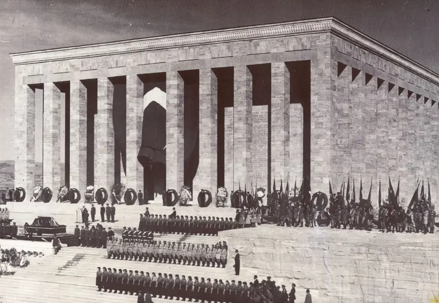 Atatürk’ün naaşının Anıtkabir’e naklinin renkli görüntüleriortaya çıktı 26 Atatürk’ün naaşının Anıtkabir’e naklinin renkli görüntüleriortaya çıktı 26