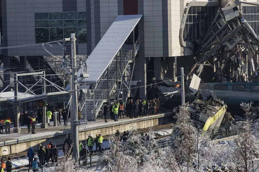 Ankara'da tren kazası: 9 kişi öldü, 84 kişi yaralandı 12