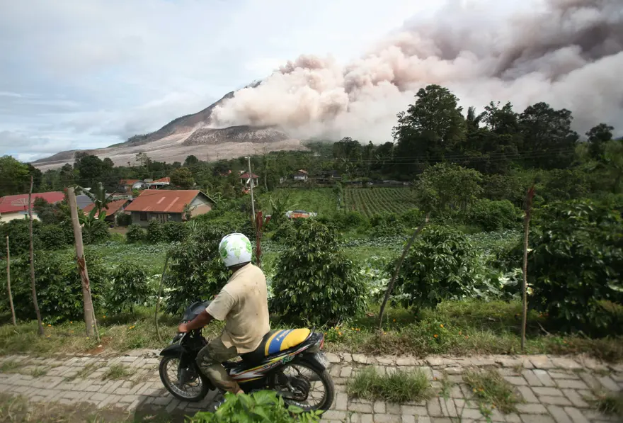 Sinabung binlerce kişiyi evinden etti 19